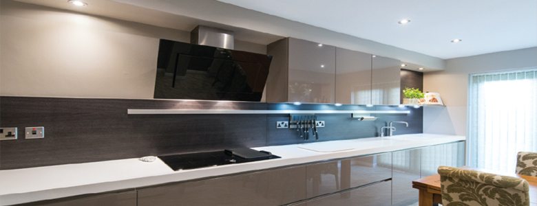 Using-wood-to-complement-a-high-gloss-kitchen-gloss