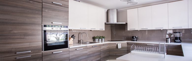 Using-wood-to-complement-a-high-gloss-kitchen